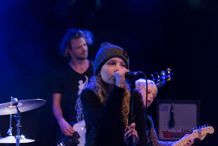 Op de foto zie je de voorvrouw van het bandje Fire Music