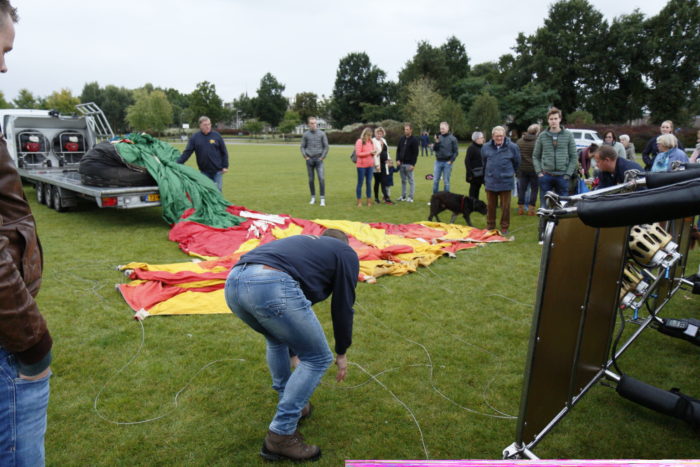 Een heteluchtballon wordt uitgepakt om opgeblazen te worden