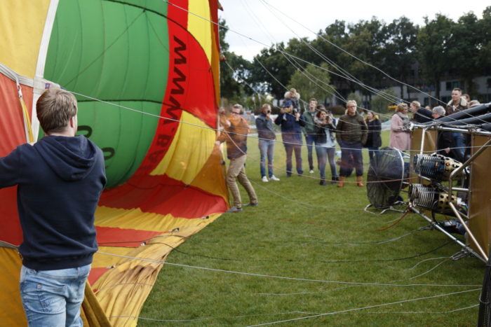 De heteluchtballon wordt opgeblazen.