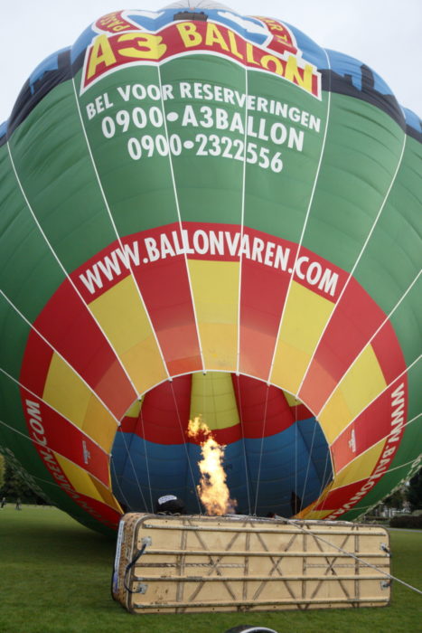 De heteluchtballon wordt rechtop gezet