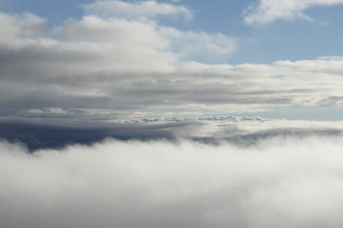 Verschillende soorten wolken zichtbaar vanuit heteluchtballon