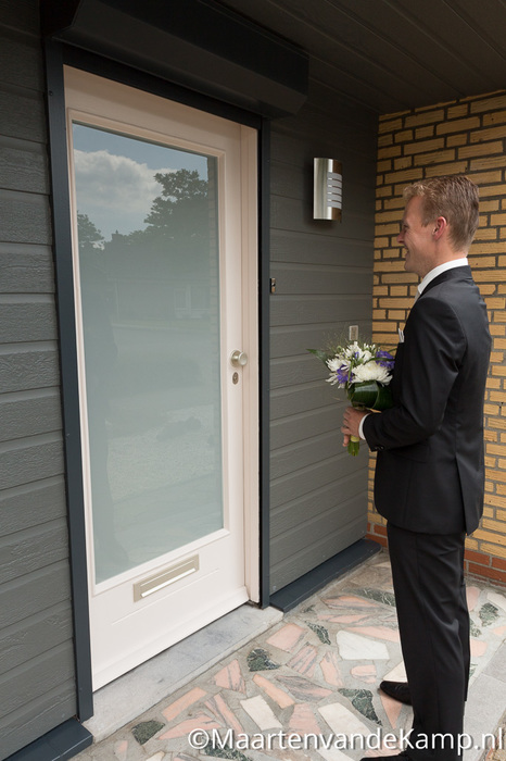 De bruidegom belt aan bij de bruid