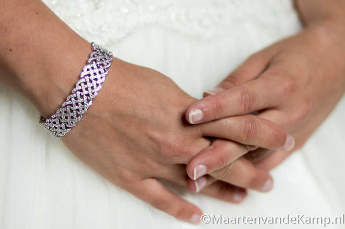 De armband van de bruid, met gevouwen handen