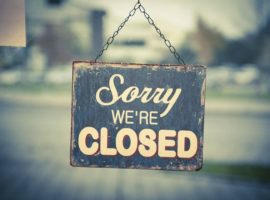 Bord met daarop de tekst "Sorry, we're closed", om aan te geven dat de website niet meer actief is.