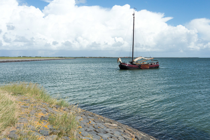 Boot voor anker in het Terschellinger Wad