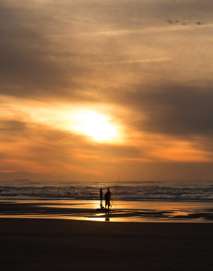 Zonsondergang met silhouetten