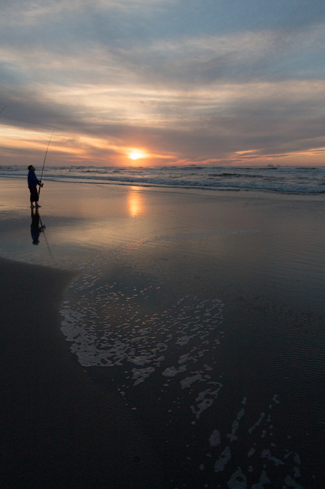 Zonsondergang West aan Zee met visser