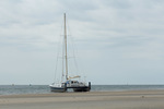 Catamaran op drooggevallen strand