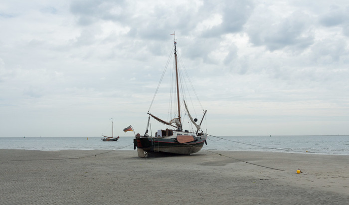 Bootje op het droogevallen strand