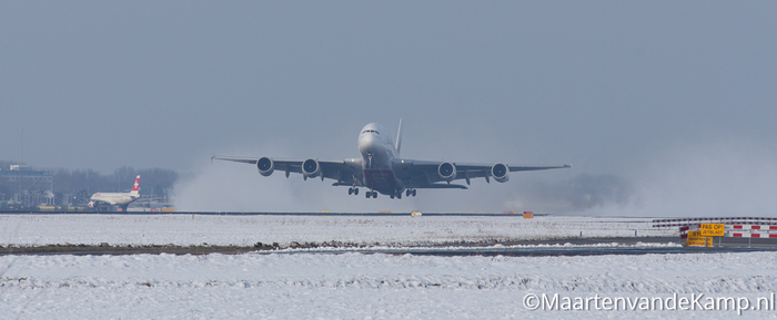 Airbus A380-861 stijgt op op Aalsmeerbaan Schiphol