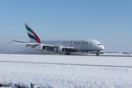 Airbus A380-861 (A6-EDK) van Emirates landt op de Polderbij bij Schiphol Airport
