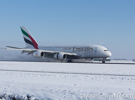 Airbus A380-861 (A6-EDK) van Emirates landt op de Polderbij bij Schiphol Airport