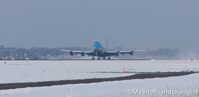 Boeing 747-406(M) stijgt op op Aalsmeerbaan